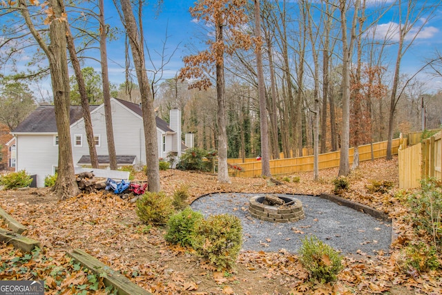 view of yard featuring an outdoor fire pit