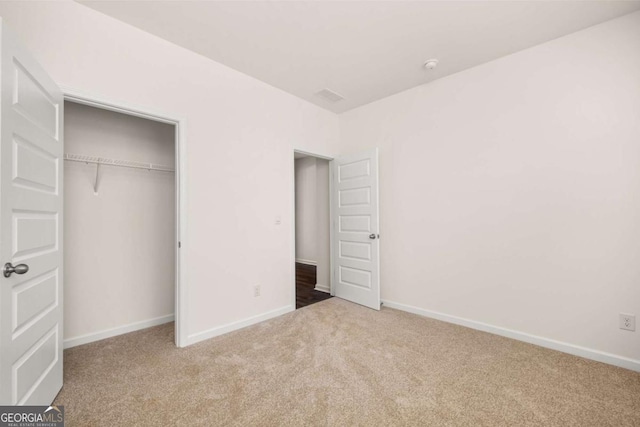 unfurnished bedroom with carpet flooring and a closet