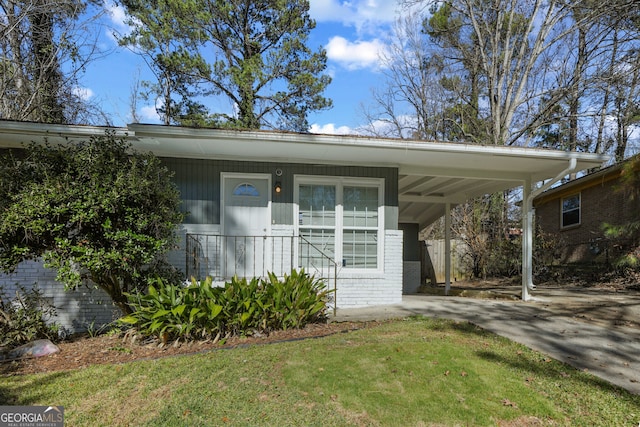 view of front of house with a carport and a front yard