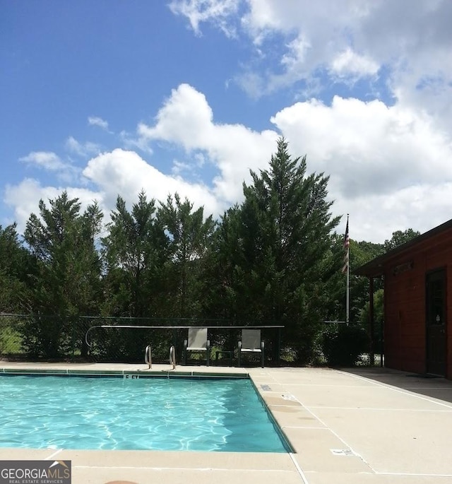 view of swimming pool