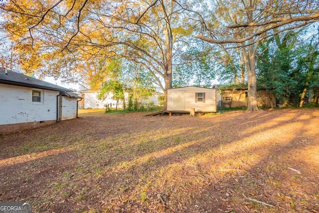 view of yard featuring a storage shed