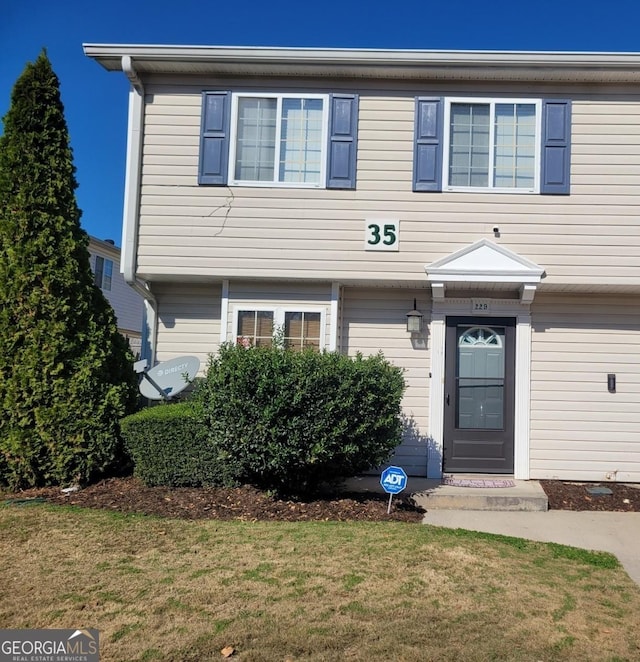 view of front of property featuring a front yard