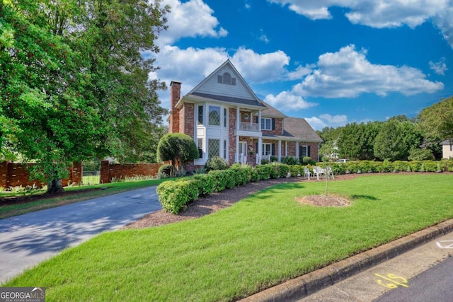 view of front of property featuring a front yard