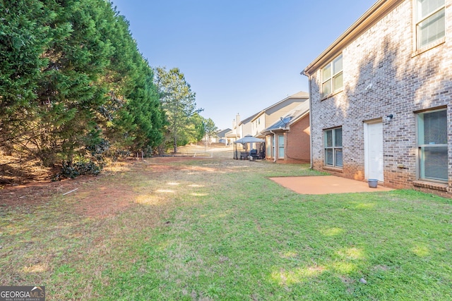 view of yard featuring a patio