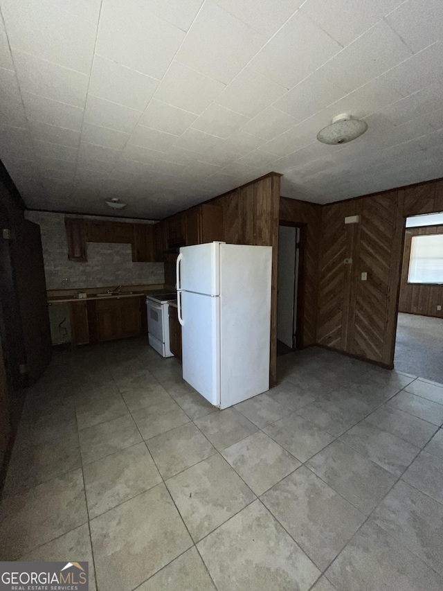 kitchen featuring tasteful backsplash, sink, and white appliances