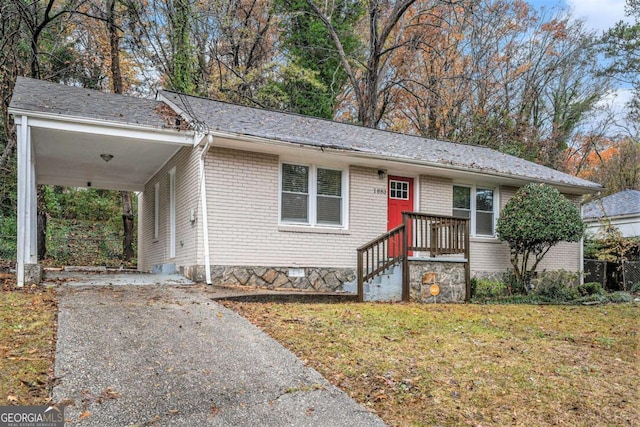 view of front of house featuring a front lawn and a carport