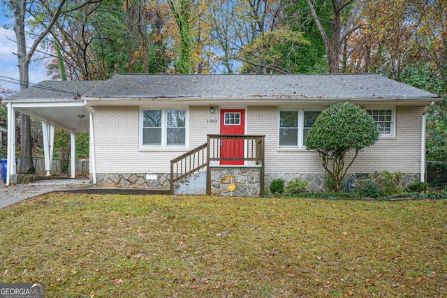 view of front of house featuring a carport and a front lawn