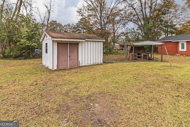 view of yard featuring a shed