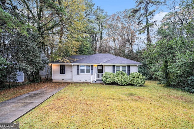 single story home with a front lawn