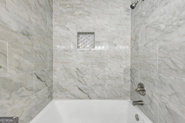 bathroom with tiled shower / bath