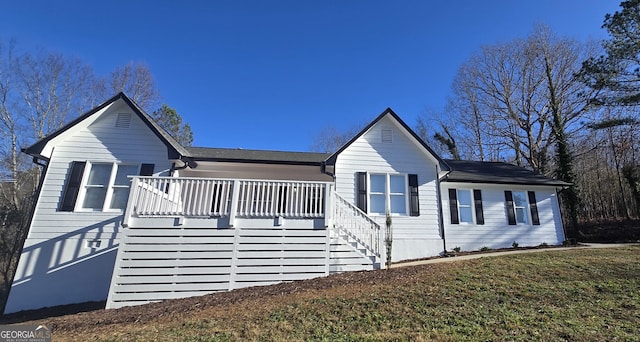 view of front of house featuring a front lawn