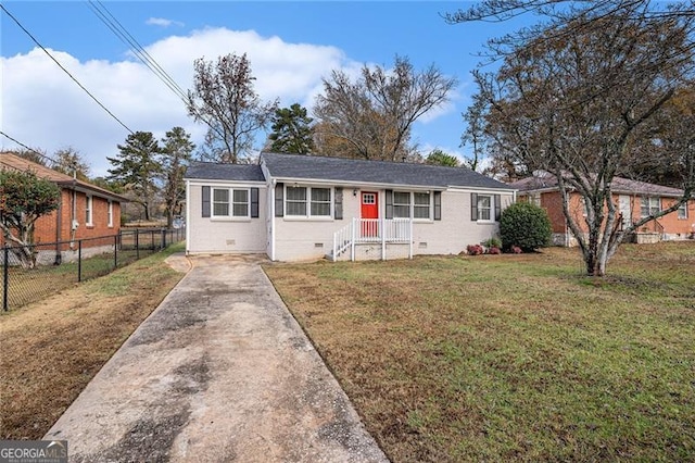 view of front of property featuring a front yard