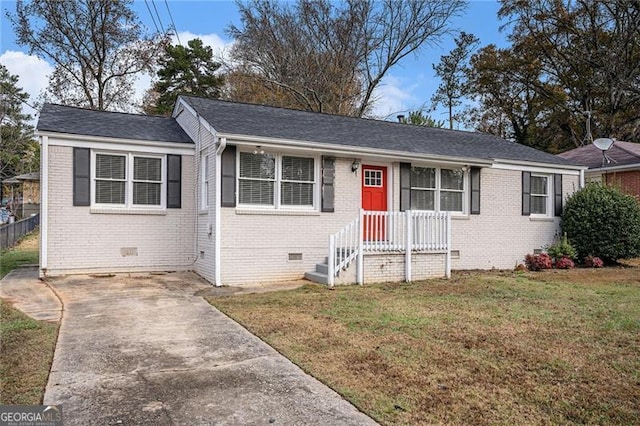 single story home with a front yard