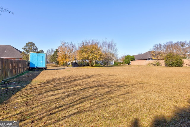 view of yard featuring a shed