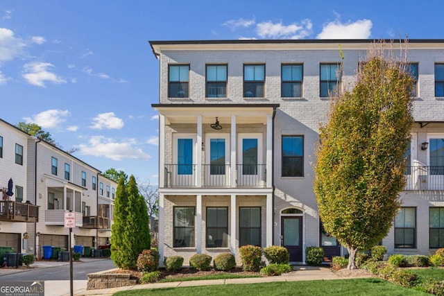 townhome / multi-family property featuring ceiling fan