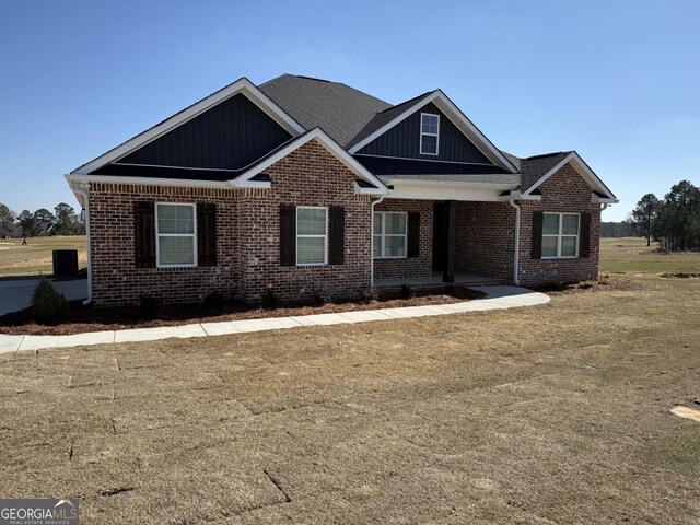 view of front facade featuring a front yard