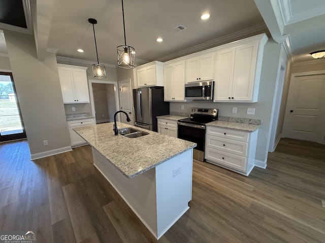 kitchen with a kitchen island with sink, stainless steel appliances, a sink, visible vents, and white cabinetry