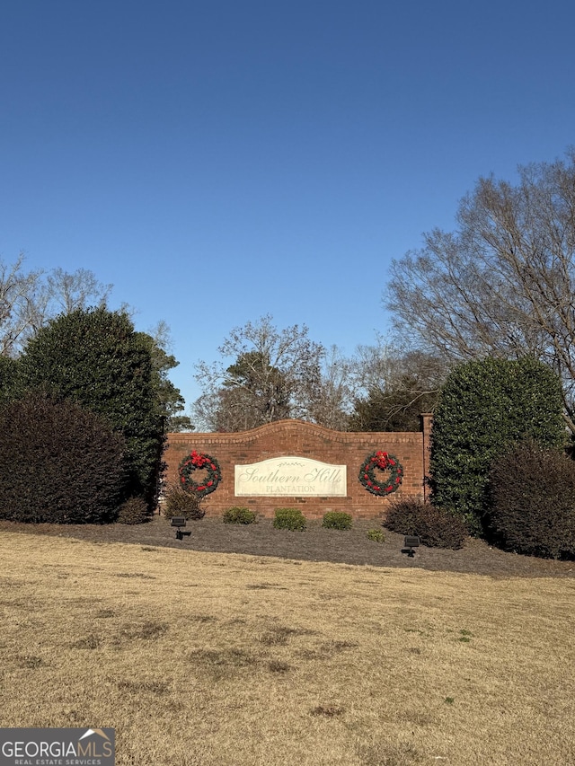 community sign with a lawn