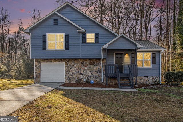 view of front of house featuring a yard and a garage