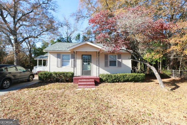 view of front of house featuring a front lawn