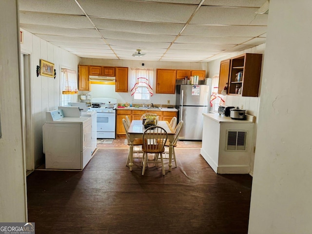 kitchen featuring stainless steel refrigerator, white range with gas stovetop, a paneled ceiling, and washing machine and clothes dryer