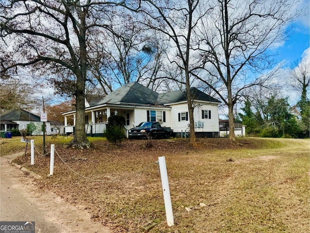 view of front of home featuring a front yard