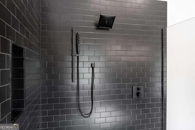 interior details with a tile shower