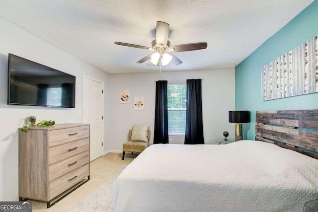 bedroom featuring ceiling fan and a textured ceiling