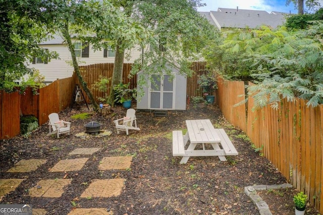 view of yard featuring a shed