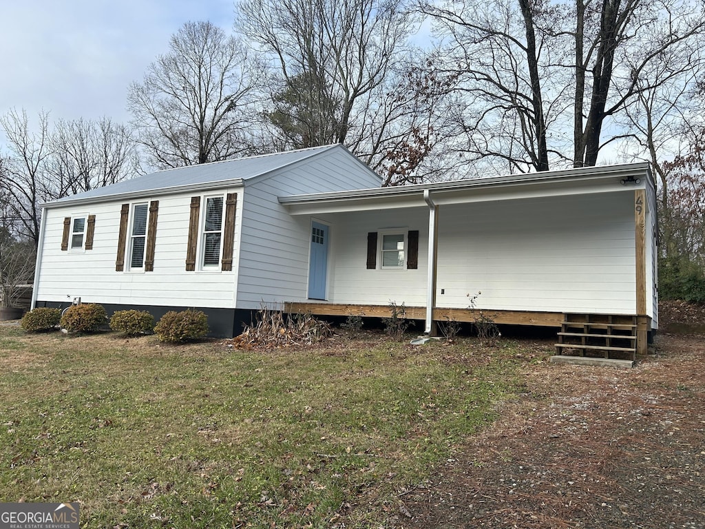 view of front of house with a front lawn