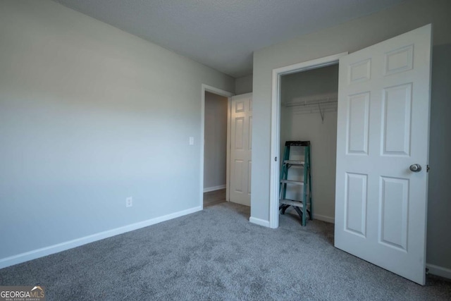 unfurnished bedroom with carpet flooring and a closet