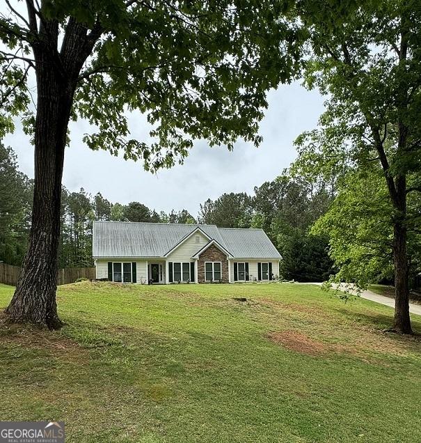 ranch-style house featuring a front lawn