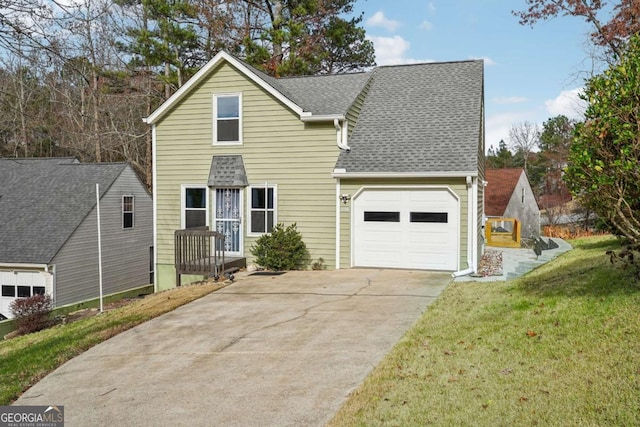 view of front property featuring a front lawn