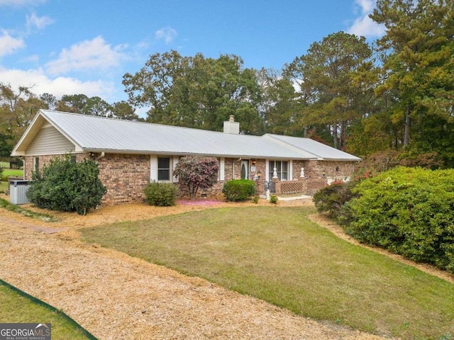 ranch-style home featuring a front lawn