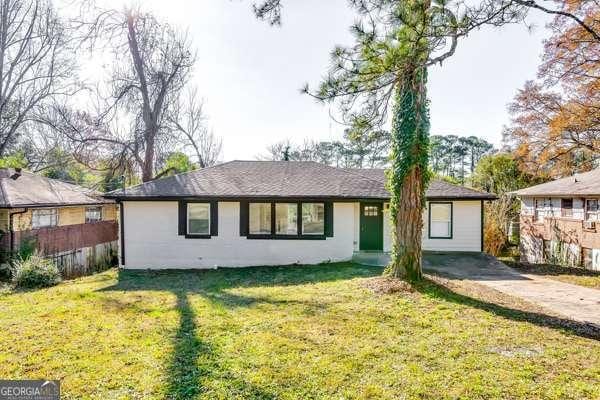 ranch-style house featuring a front lawn