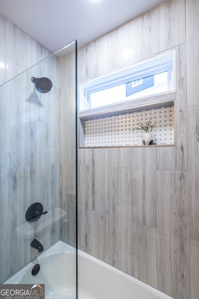 bathroom featuring tiled shower / bath