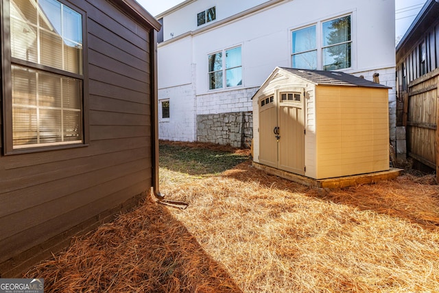 view of yard featuring a storage shed