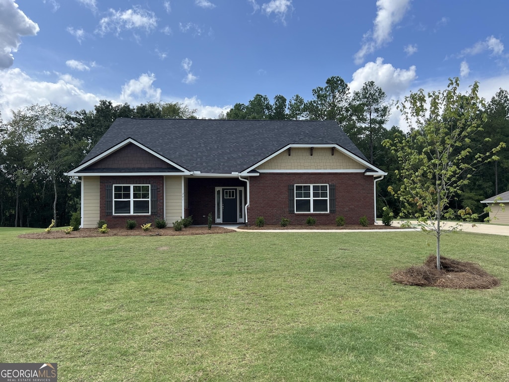 single story home featuring a front lawn