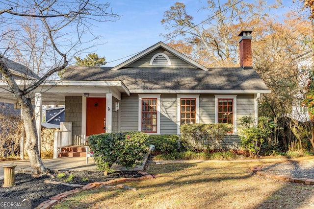 view of front of property featuring a front yard