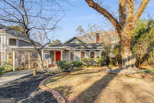 view of front of property featuring a front yard