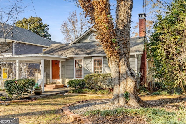 view of front of property with a front yard