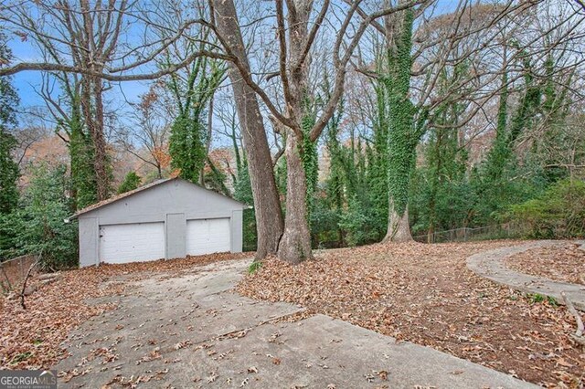 view of yard featuring a garage and an outdoor structure