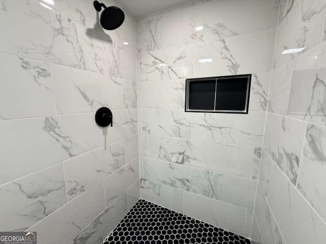 bathroom featuring a tile shower