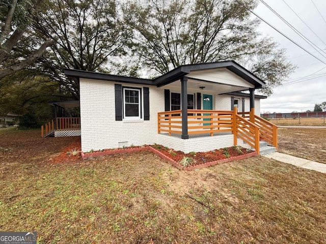 view of front of property featuring a porch and a front yard