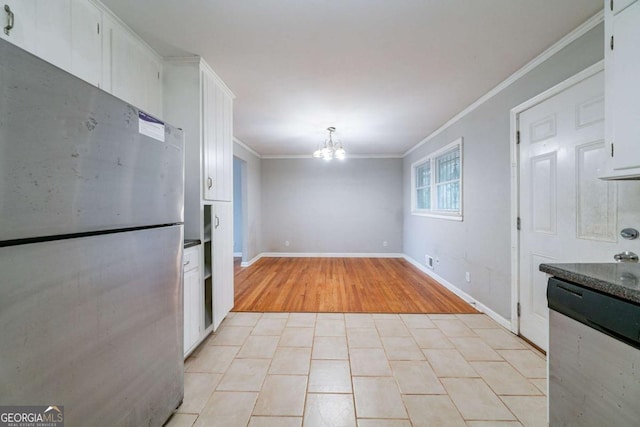 kitchen featuring stainless steel appliances, a notable chandelier, crown molding, white cabinets, and light wood-type flooring