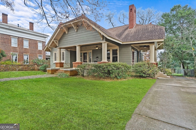 view of front of home with covered porch, a front lawn, and ceiling fan