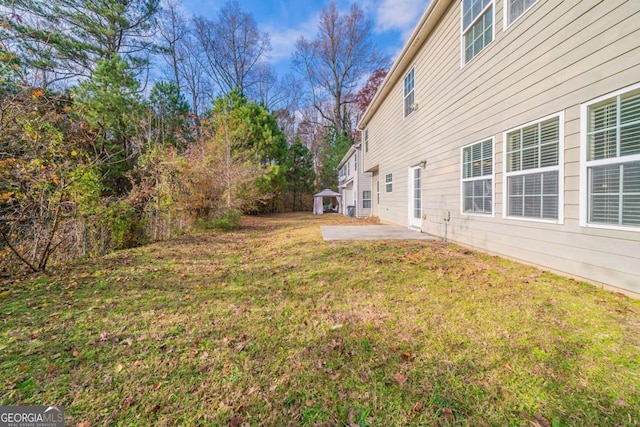 view of yard featuring a patio