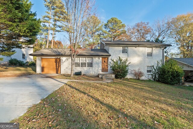 view of front of property featuring a front lawn and a garage