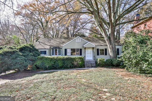 single story home with a front lawn