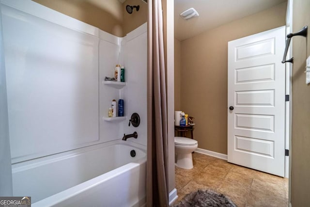 bathroom featuring toilet and shower / tub combo with curtain